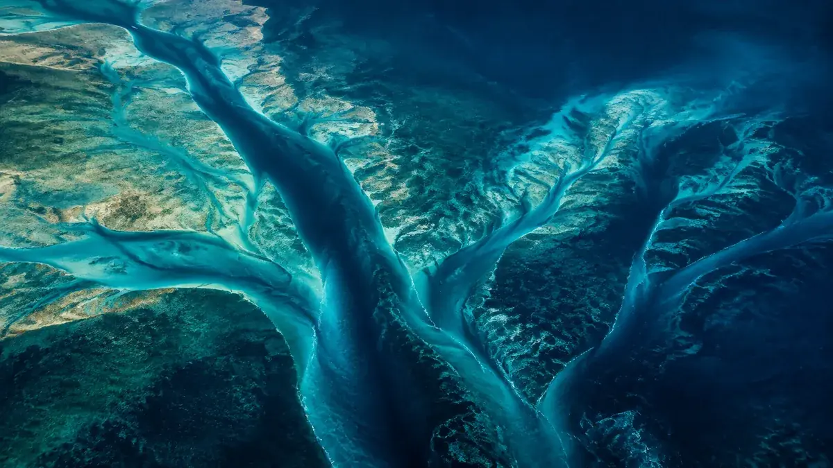 Branching ocean currents suggesting capacity and flow